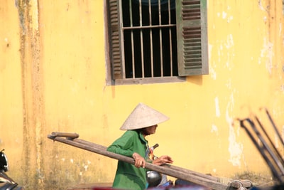 白天戴帽子推车的人